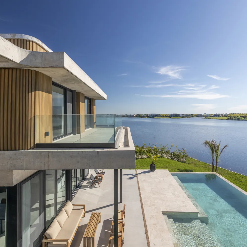 Terraza sobre el lago