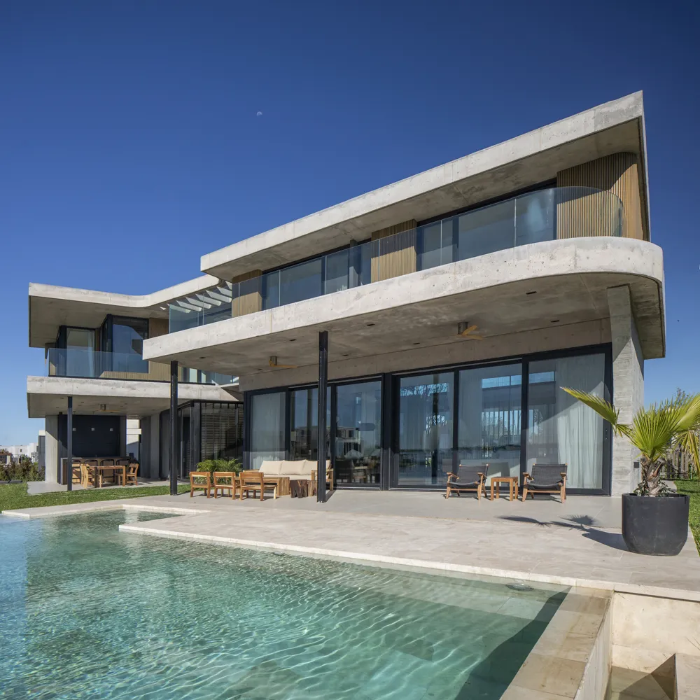 Casa de hormigón con pileta